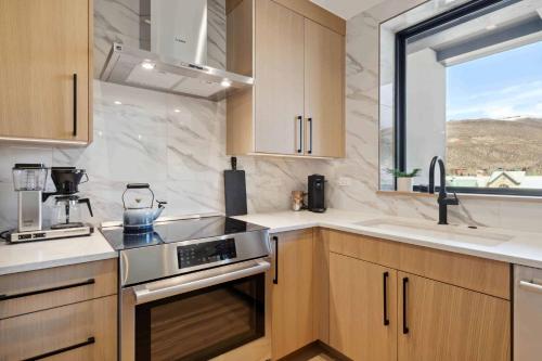One Riverfront Condo 405 by East West Hospitality in Avon, USA