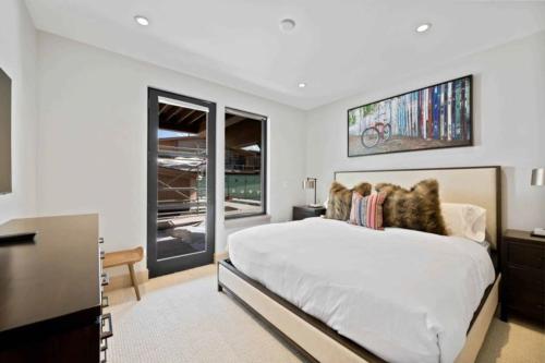 One Riverfront Townhome 11 by East West Hospitality in Avon, USA