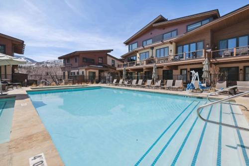 One Riverfront Townhome 11 by East West Hospitality in Avon, USA