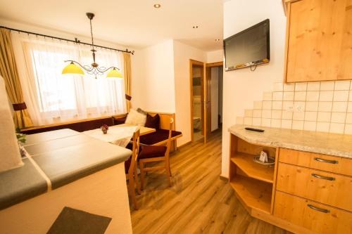 2 bedrooms, 4 beds