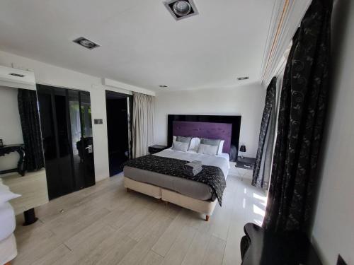 1 king bed, 2 twin beds
