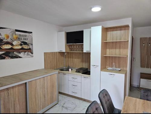 Kitchen, Oaza mira in Podnemić