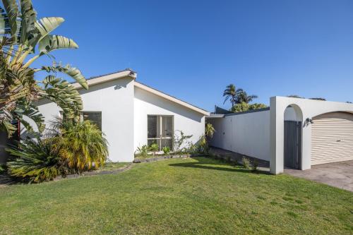 Shine Carrum Down - Family Oasis With Heated Pool in Carrum Downs