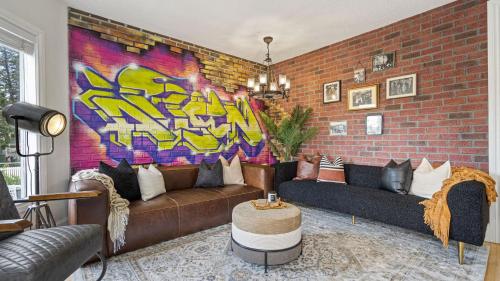 . The Prohibition I Heritage Home I Sleeps 10 I TV