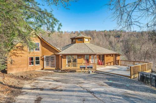 Gatlinburg Retreat with Pool in Cartertown, USA