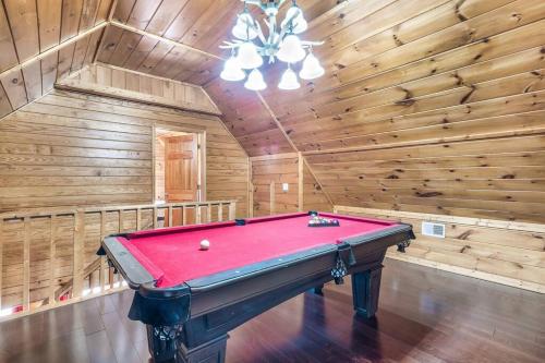 Gatlinburg Retreat with Pool in Cartertown, USA