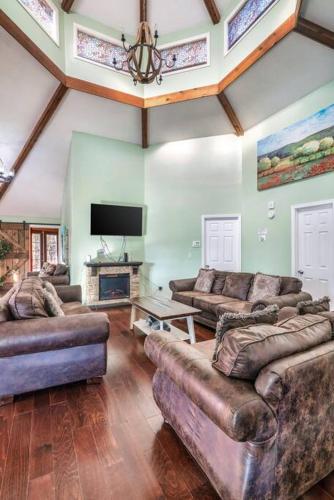 Gatlinburg Retreat with Pool in Cartertown, USA