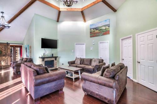 Gatlinburg Retreat with Pool in Cartertown, USA