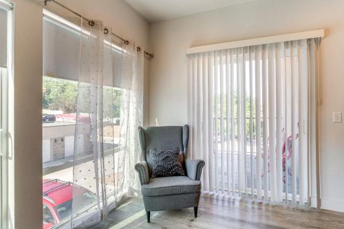 Pet-Friendly Condo with Balcony about 17 Mi to Denver in Aurora, USA