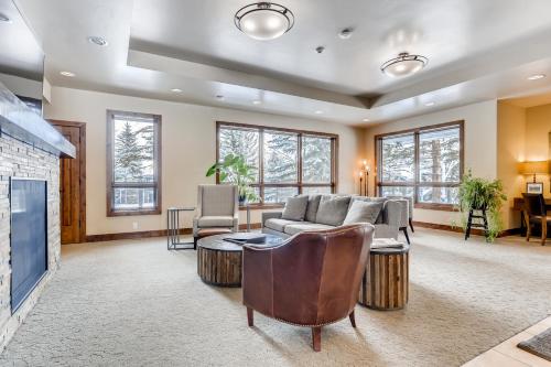 Ridgepoint Townhome 084 by East West Hospitality in Beaver Creek, USA