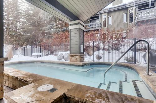 Ridgepoint Townhome 084 by East West Hospitality in Beaver Creek, USA