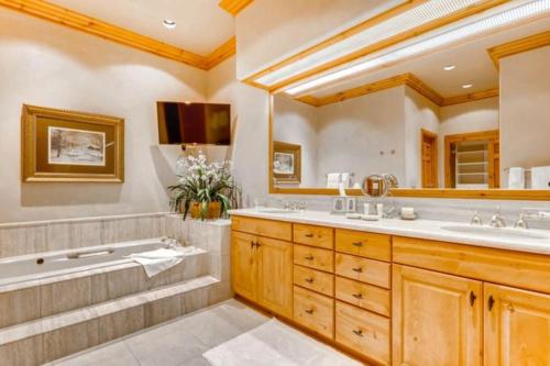 Pinehurst Townhome 03 by East West Hospitality in Beaver Creek, USA