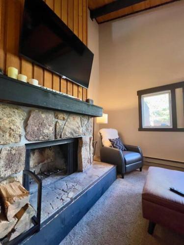 Condo Adjacent Nordic Ski, Fireplace & Indoor Pool in Big Sky Meadow Village, USA