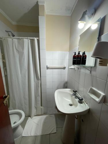 Bathroom, Hotel Guamini in Carhue