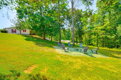 Home Near Dale Hollow Lake Deck and Fire Pit in Byrdstown, USA
