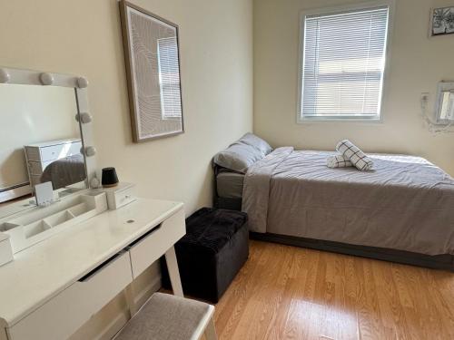 Sunny Apt by the park Mins away from midtown New York 3