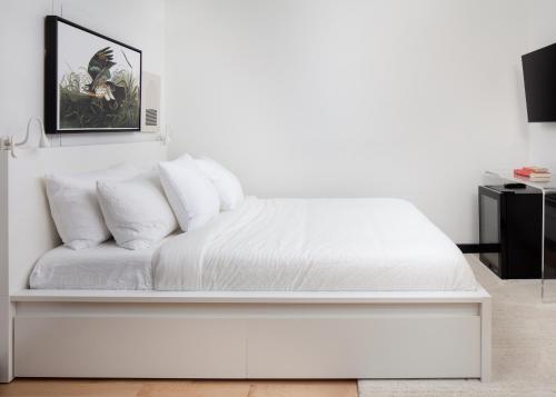 Queen Room (Self Check-in with Virtual Front Desk) image 10