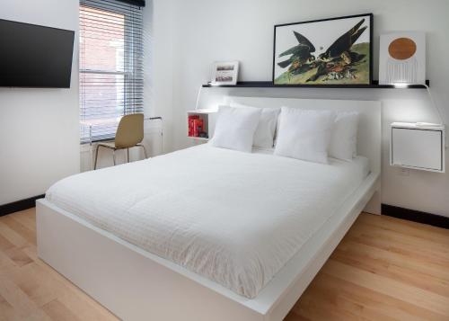 Queen Room (Self Check-in with Virtual Front Desk) image 6