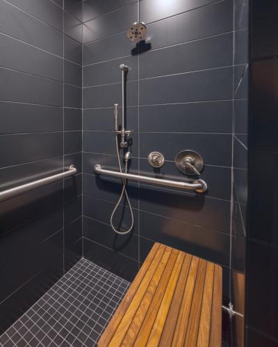 Queen Room (Self Check-in with Virtual Front Desk) image 3