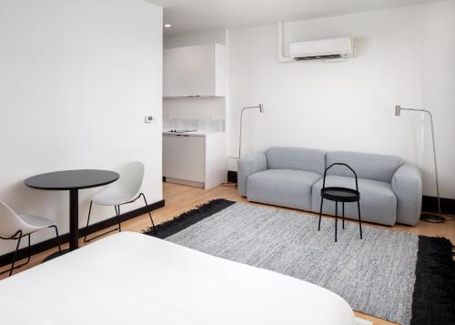 Queen Studio with Kitchenette (Self Check-in with Virtual Front Desk) image 9
