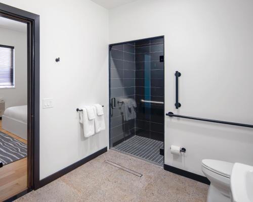 Queen Studio with Kitchenette (Self Check-in with Virtual Front Desk) image 6