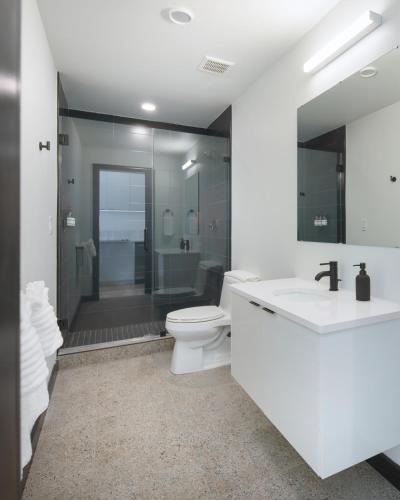 Queen Studio with Kitchenette (Self Check-in with Virtual Front Desk) image 5