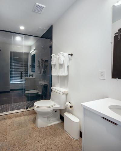 Queen Studio with Kitchenette (Self Check-in with Virtual Front Desk) image 3