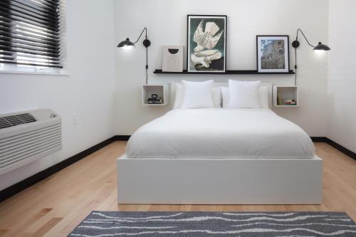 Queen Studio with Kitchenette (Self Check-in with Virtual Front Desk) image 8