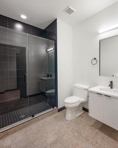 Queen Studio with Kitchenette (Self Check-in with Virtual Front Desk) image 4