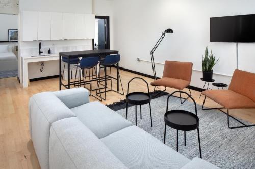 Accessible Queen Room (Self Check-in with Virtual Front Desk) image 10