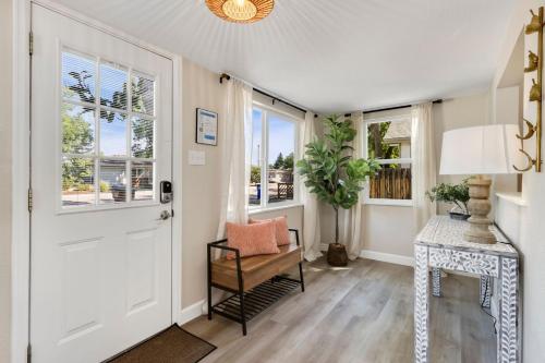 Downtown Windsor Home with Hot Tub and Pool Table in Windsor, USA