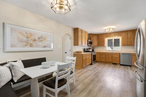 Downtown Windsor Home with Hot Tub and Pool Table in Windsor, USA