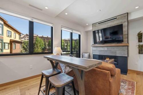 Riverfront Lodge 107 by East West Hospitality in Avon, USA