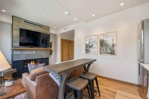 Riverfront Lodge 107 by East West Hospitality in Avon, USA