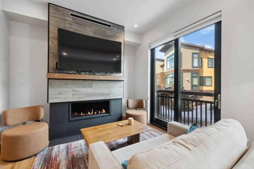 Riverfront Lodge 105 by East West Hospitality in Avon, USA