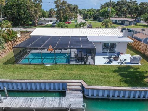 Modern Waterfront Pool Home with Dock in Merritt Island, Vereinigte Staaten von Amerika