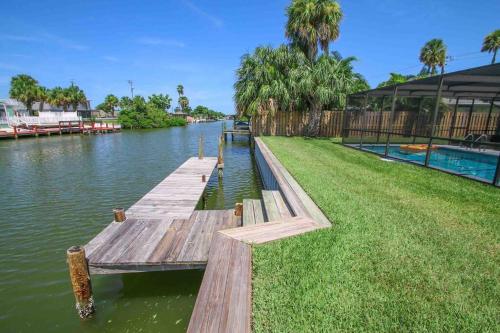 Modern Waterfront Pool Home with Dock in Merritt Island, USA
