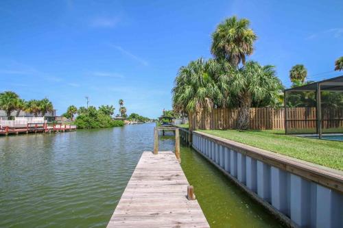 Modern Waterfront Pool Home with Dock in Merritt Island, USA