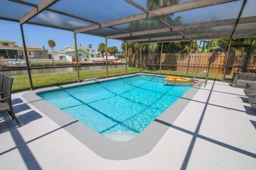 Modern Waterfront Pool Home with Dock in Merritt Island, USA