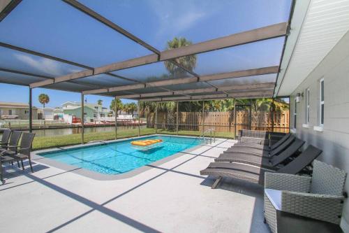 Modern Waterfront Pool Home with Dock in Merritt Island, USA