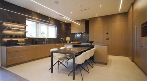 Luxury Modern New House in Central Vancouver