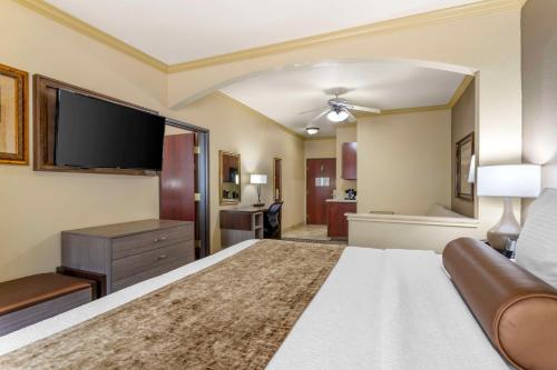 Best Western Plus Crown Colony Inn & Suites - image 11