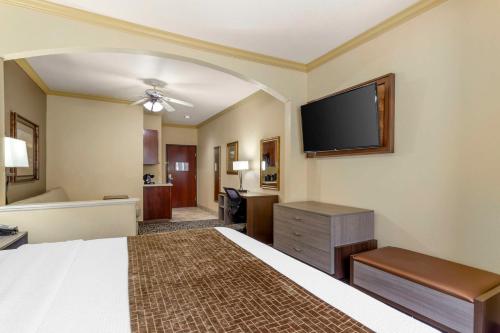 Best Western Plus Crown Colony Inn & Suites - image 10