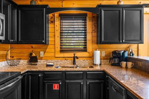 Good Times 2 - Family Lodge-Fire Pit, Theater, Hot Tub & Pool Table