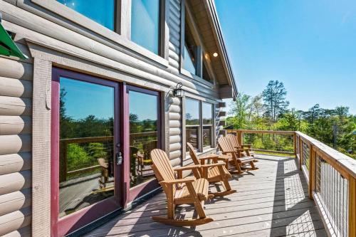 Good Times 2 - Family Lodge-Fire Pit, Theater, Hot Tub & Pool Table in Sevierville, USA