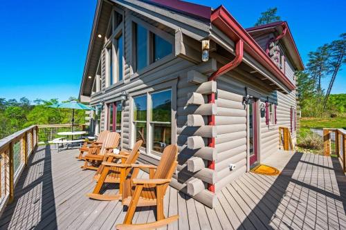 Good Times 2 - Family Lodge-Fire Pit, Theater, Hot Tub & Pool Table in Sevierville, USA