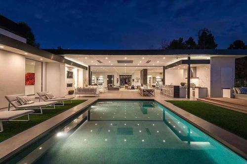 Luxurious Beverly Hills Mansion,Pool,Sauna,Theater in Los Angeles, USA