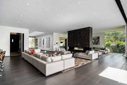 Luxurious Beverly Hills Mansion,Pool,Sauna,Theater in Los Angeles, USA
