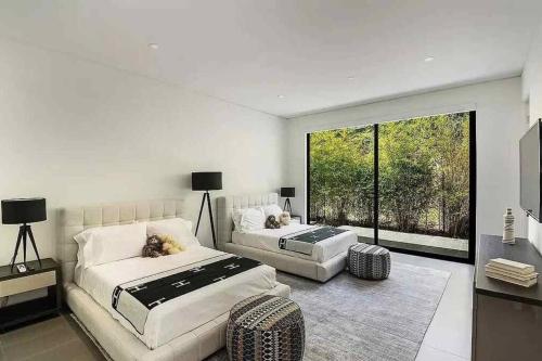 Luxurious Beverly Hills Mansion,Pool,Sauna,Theater in Los Angeles, USA