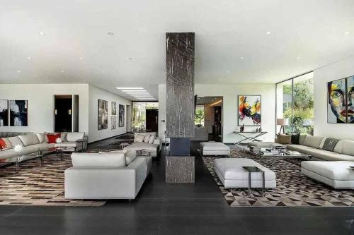 Luxurious Beverly Hills Mansion,Pool,Sauna,Theater in Los Angeles, USA